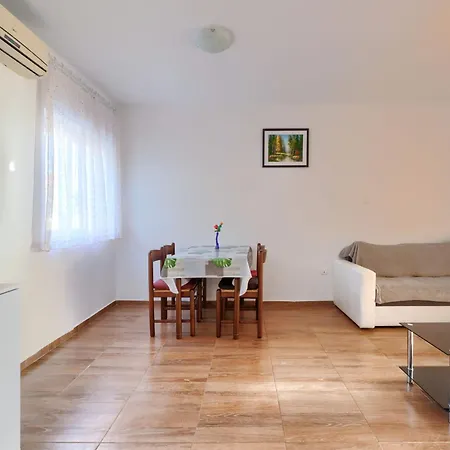 Perkovic-3 By Interhome Medulin